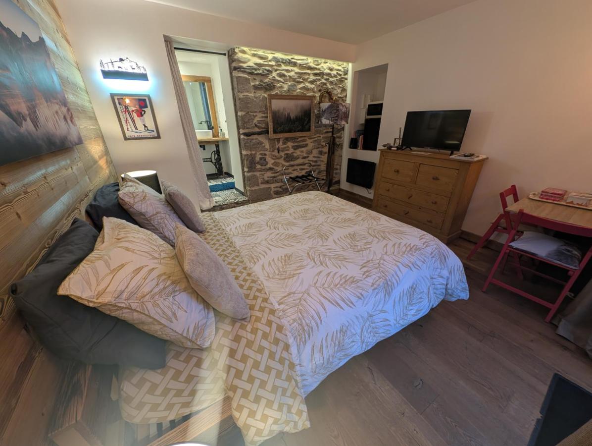 La chambre avec lit double et TV connectée