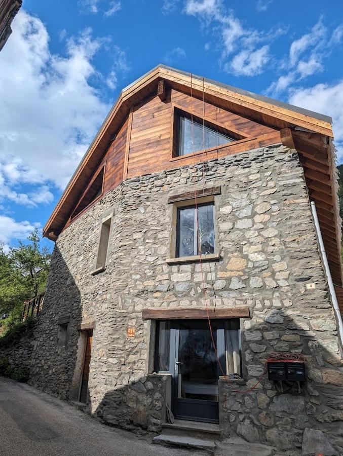 Le bâtiment de pierre au cœur du hameau