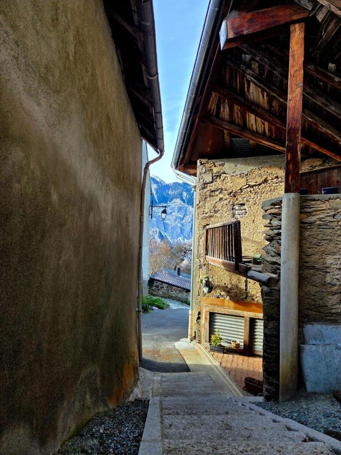 Les ruelles de pierre du hameau de La Garde-en-Oisans