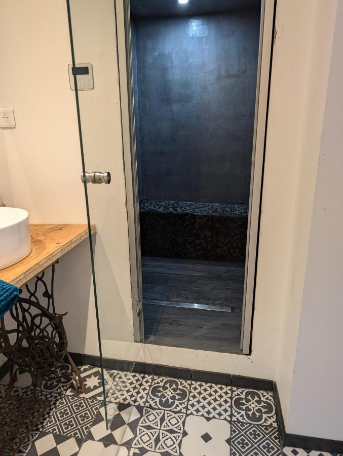 La grande douche vitrée du hammam privatif