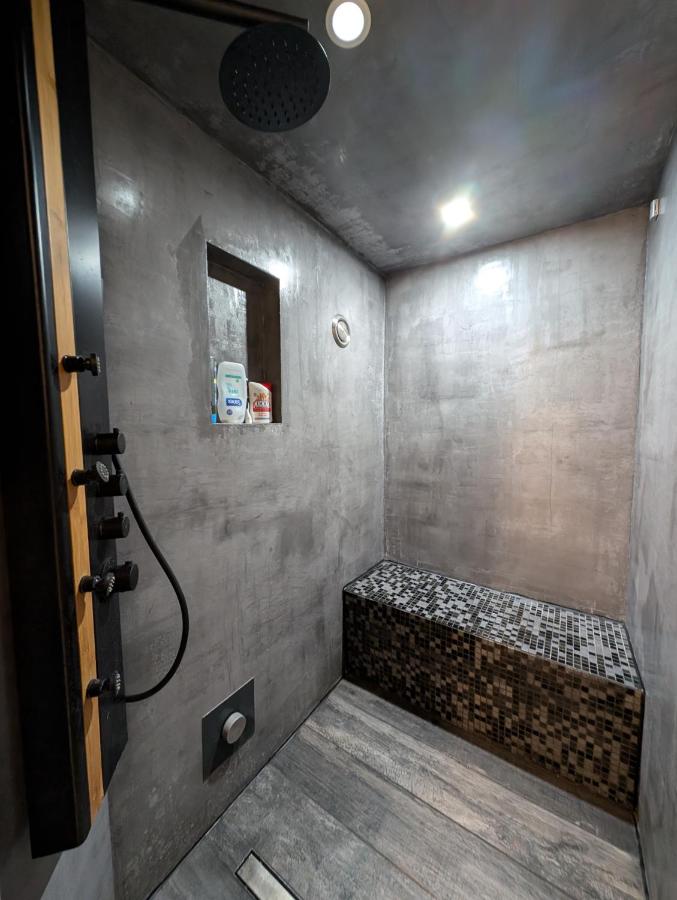 Le hammam privatif en pierre, douche à vapeur