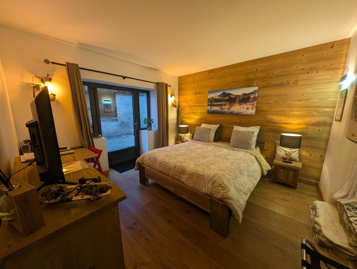 L'intérieur chaleureux à la lumière du soir