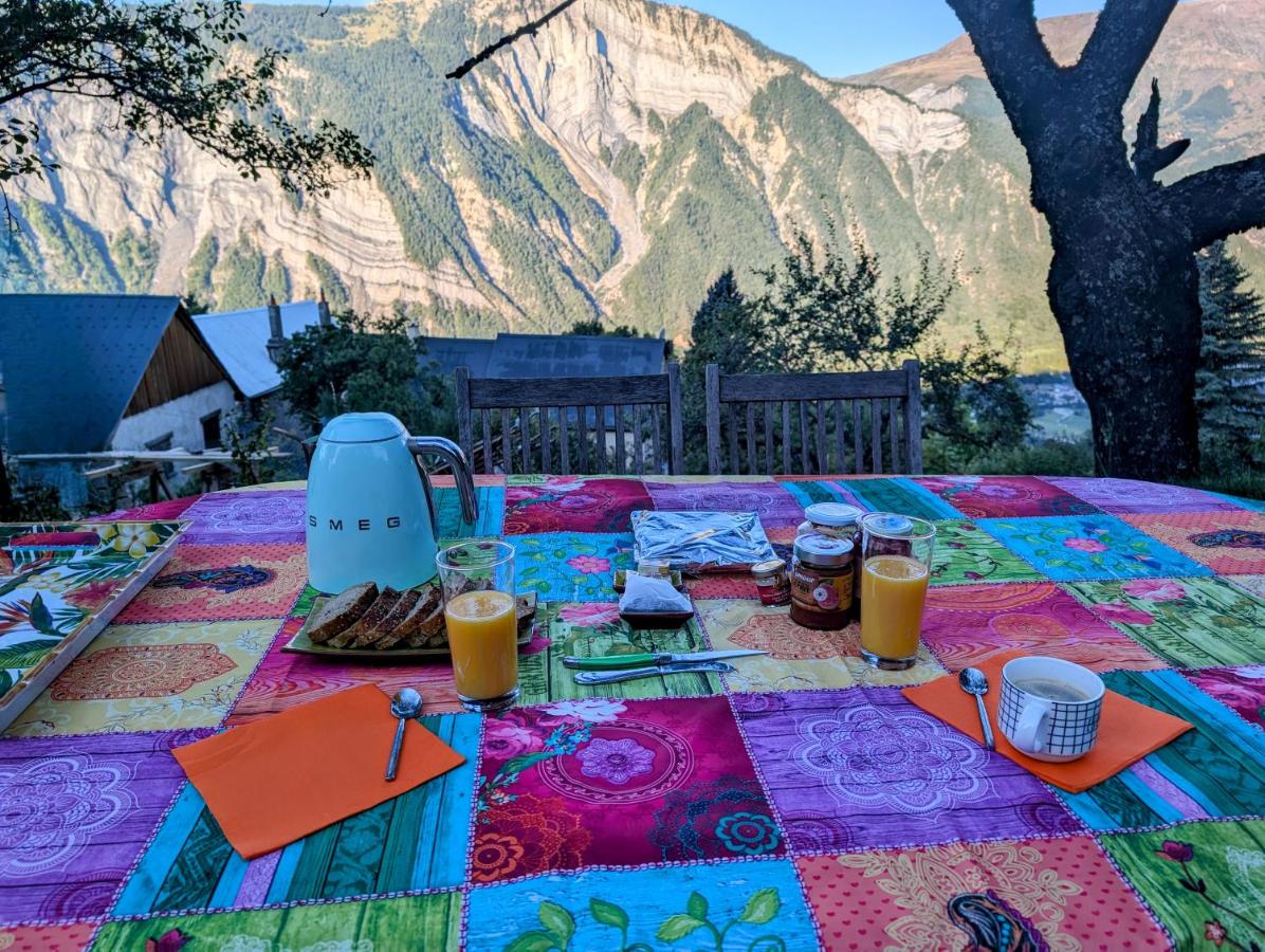 Petit-déjeuner continental servi face à la vallée