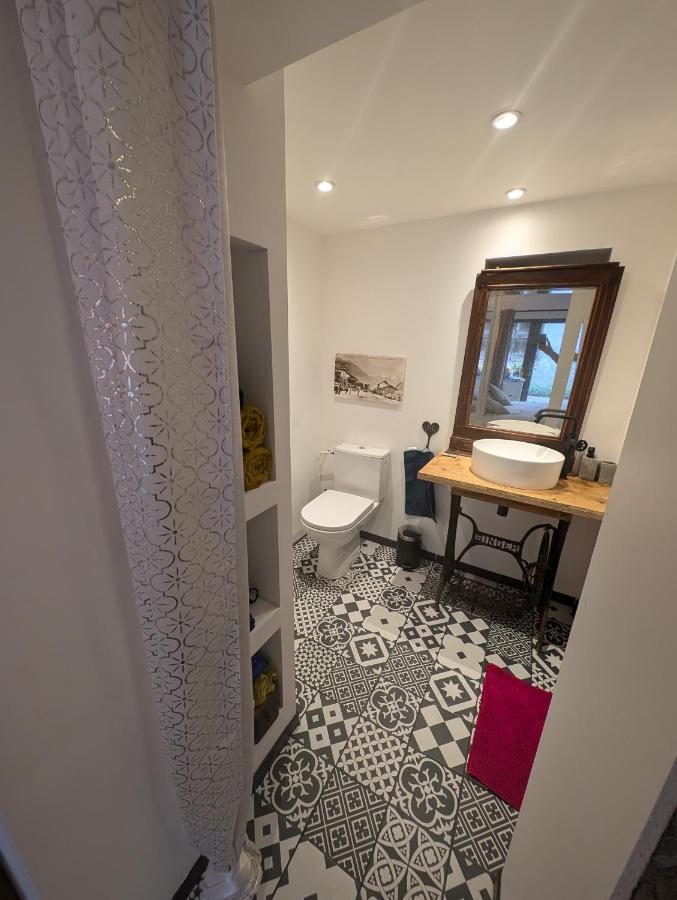 La salle de bain privative avec vasque et miroir