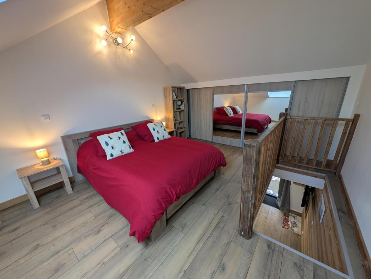 La chambre avec grand lit double