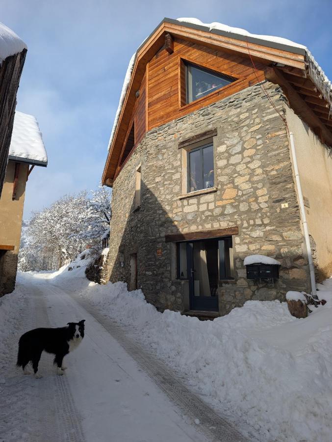 La maisonnette sous la neige en hiver