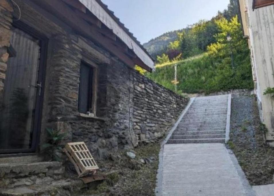 La maison de pierre et son accès depuis le hameau