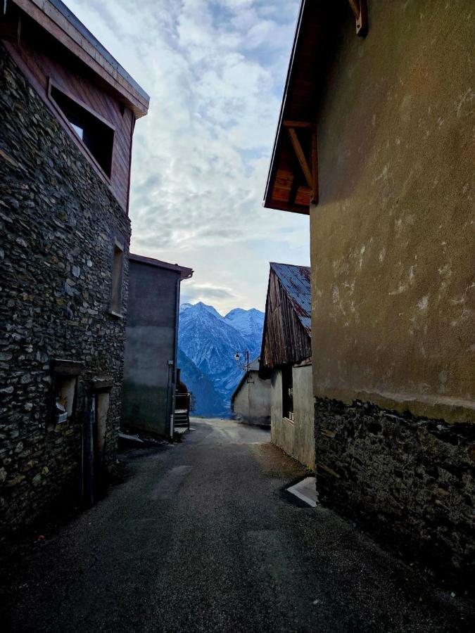 Les ruelles du hameau de La Garde-en-Oisans et la vue vallée