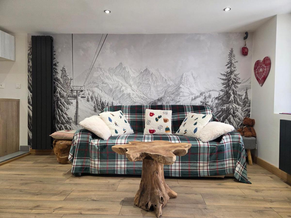 Coin salon cosy avec fresque montagne